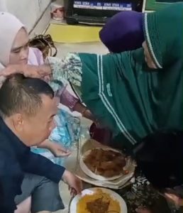 Tangan Bunda Usia 100 Tahun Itu Restui Azhar Bintang