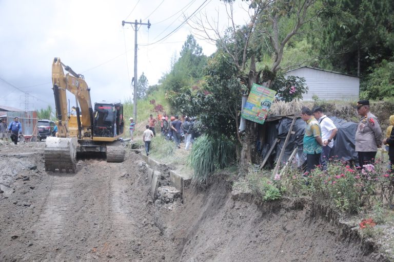 Jalan Lintas Sidikalang – Dolok Sanggul Putus Total