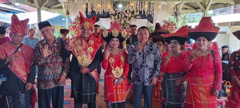 Unik, Pengantin Sambut  Azhar Bintang Dengan Salam 3 Jari