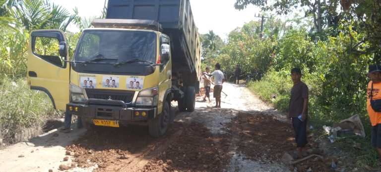 Relawan Danjor Bintang Perbaiki Jalan Sarintonu- Lau Pangguh, Buluh Rintang- Juma Gerat