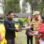 Bupati Dairi Serahkan Seribu Bibit Tanaman, Awali Program Sejuta Pohon