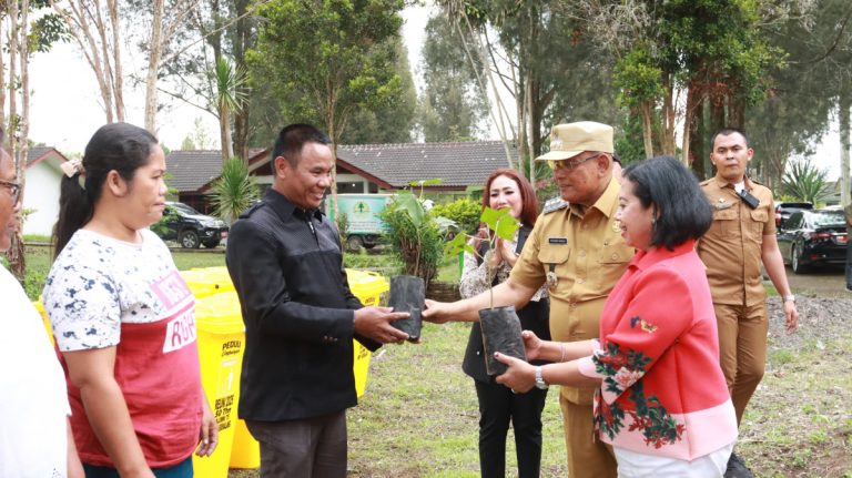 Bupati Dairi Serahkan Seribu Bibit Tanaman, Awali Program Sejuta Pohon