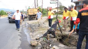 Wakil Bupati Bersama ASN Turun ke Jalan Bergotong Royong