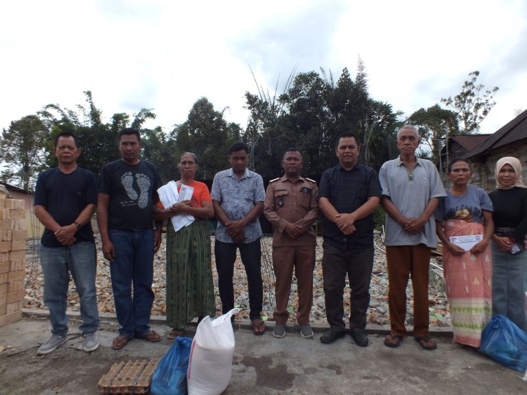 Beri Bantuan, Anggota DPRD Dairi Ajak Kades Sungai Raya Urus IMB Rumah Terbakar