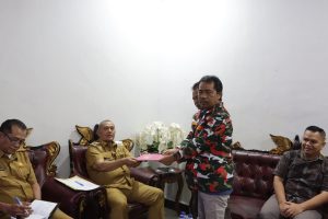 Bupati Dairi Saat Audensi LMP  : “ Bantu Kami “