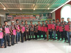 Ketua Macab Laskar Merah Putih Dairi Serahkan SK 15 MAC