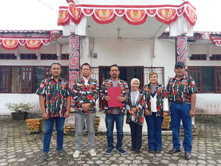 Charles Pasaribu Terima SKT Ormas LMP Dairi Dari Kesbangpol