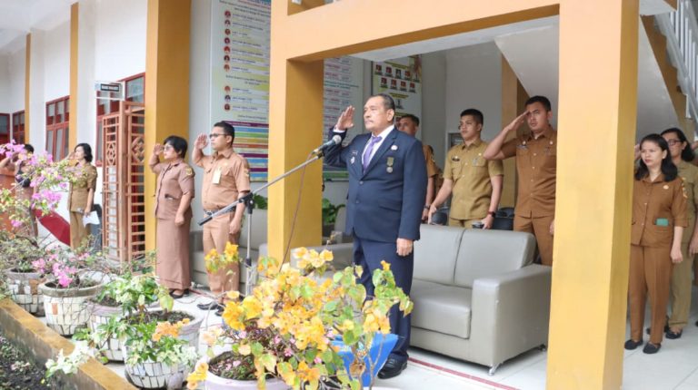 Bupati Dairi Jadi Pembina Upacara Di SMP Negeri 1 Sidikalang