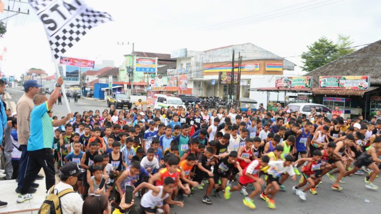 Sambut Hari Sumpah Pemuda ke-97, Wakil Bupati Dairi Lepas Peserta Lomba Lari Dairi Run 5K Tingkat Pelajar