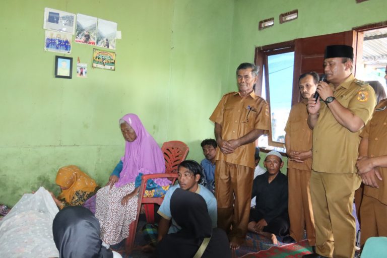 Sambangi Kediaman Almh Rayani Berampu, Wakil Bupati Sampaikan Duka Mendalam