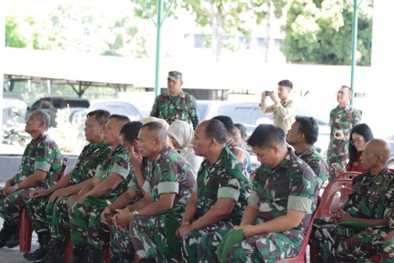 Kodim 0206/Dairi Serahkan 1.050 Bibit Kemiri ke Pemkab Dairi