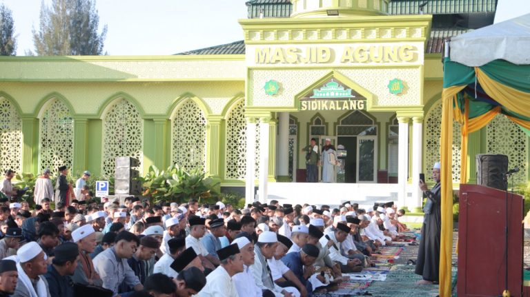 Wakil Bupati Dairi Sholat Bersama Masyarakat Di Mesjid Agung Sidikalang