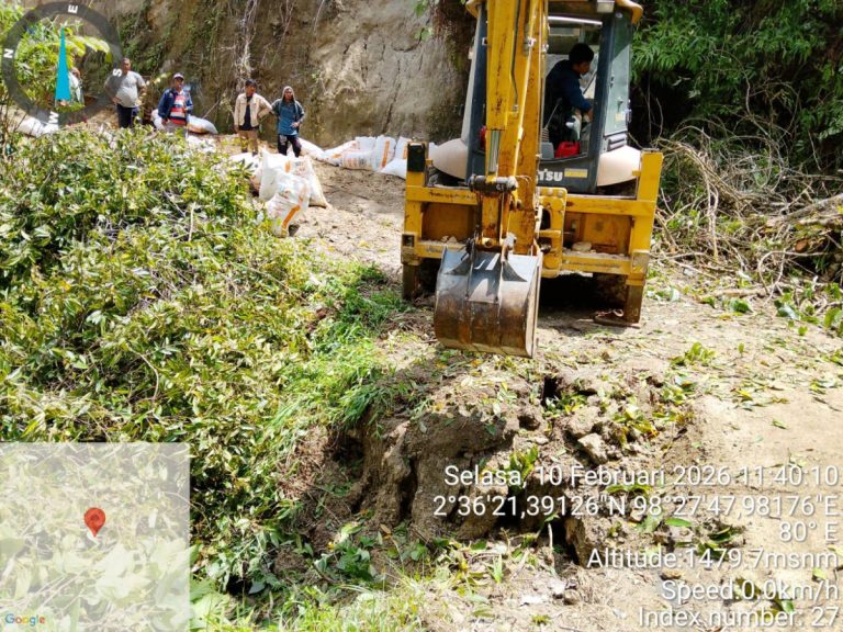 Pemkab Dairi Tangani Jalan Amblas  Desa Liang Jering