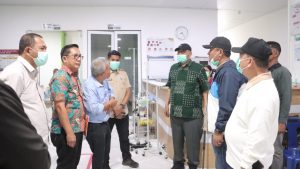 Bupati Dairi Meninjau Siswa Korban MBG