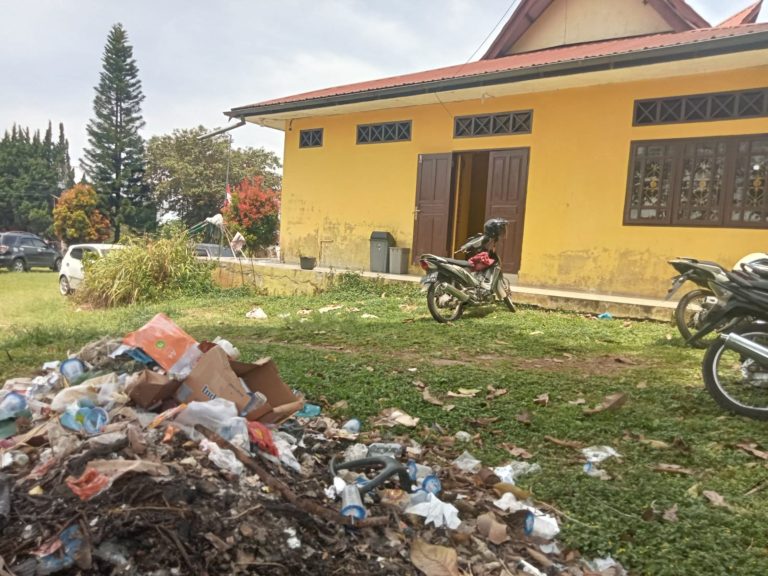 Kantor Jorok, Camat Sitinjo “ Gercep” Benahi Halaman FB nya