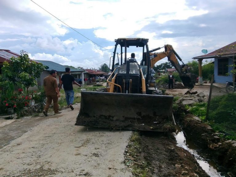 Gotong Royong Pemerintah Bersama Warga Sumbul Perbaiki Infrastruktur Desa