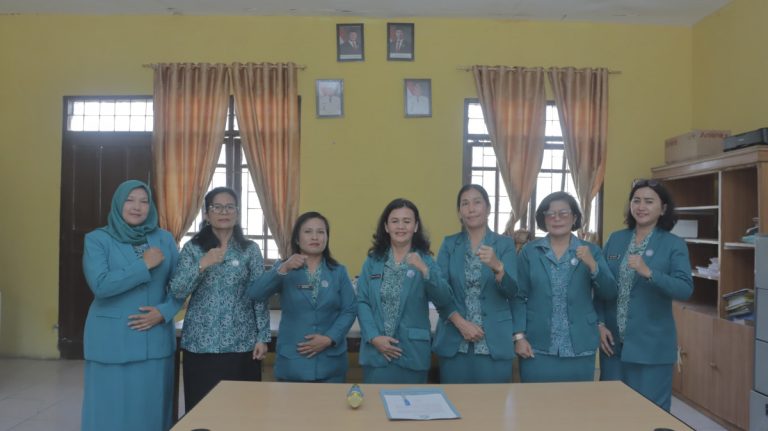 Ketua TP PKK Dairi Hadiri Pelantikan PKK Panji Dabutar
