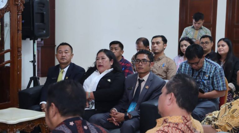 Bupati Dairi Serahkan Surat Tugas Plt Kepala Sekolah Kepada 3 Sekolah
