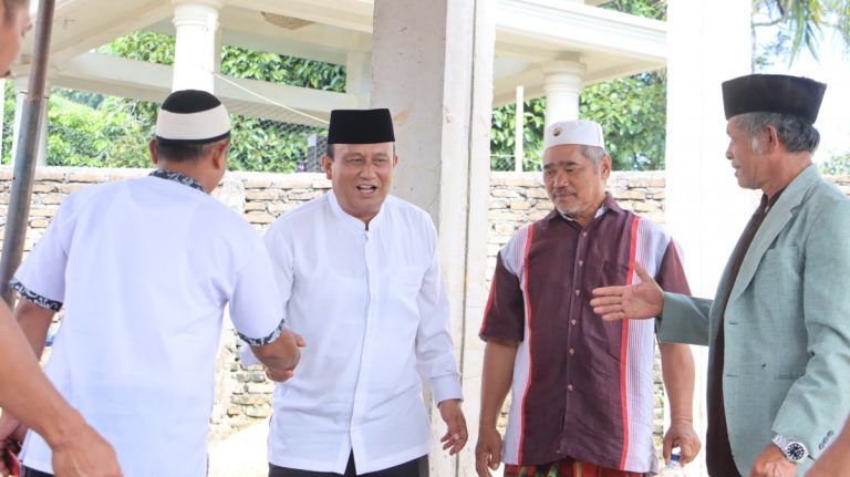 Bupati Dairi Serahkan Hewan Kurban ke Masjid Al-Ikhlas Alur Subur