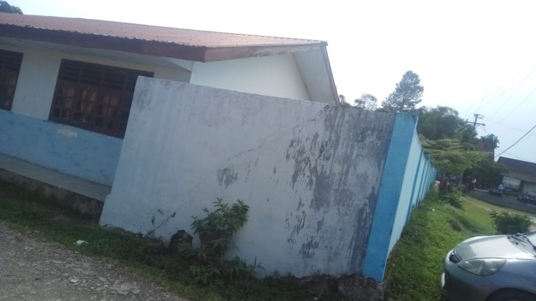 Tembok Retak,  Oknum Kepsek SMPN 1 Sumbul Ugal Ugalan?