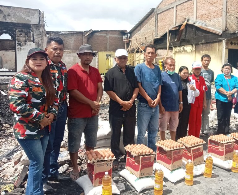 Laskar Merah Putih Sampaikan Bantuan Korban Kebakaran Sidikalang