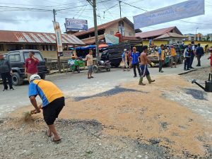 Sambut HUT ke-4, APPKD Aspal Jalan Berlubang